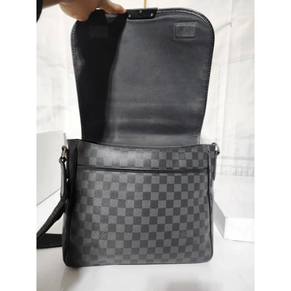 Authentic Louis Vuitton Damier Graphite Renzo Messenger Bag Grey/Black - Picture 6 of 14